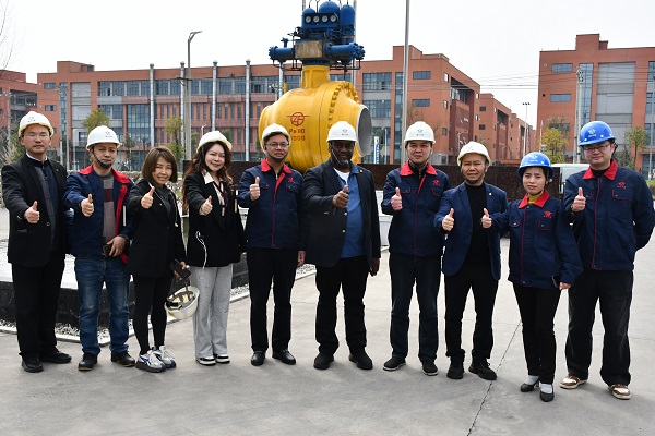 买球站积极寻求海外市场，邀请尼日利亚客人考察交流