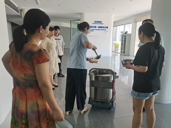 买球站员工抗酷暑坚守岗位，公司战高温凝聚关怀全力以赴保生产