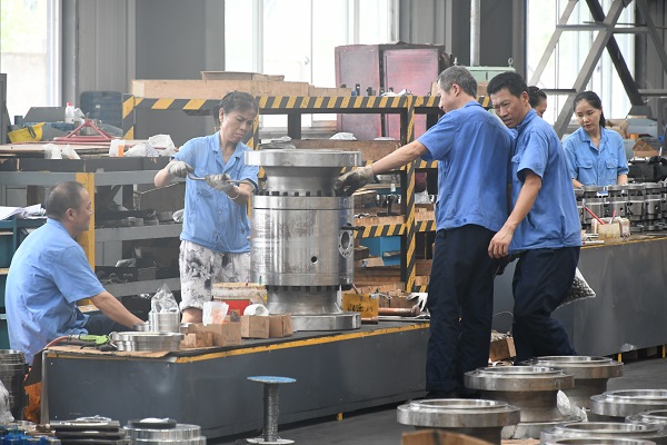买球站员工抗酷暑坚守岗位，公司战高温凝聚关怀全力以赴保生产